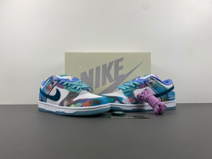 futura laboratories x nike dunk low sb