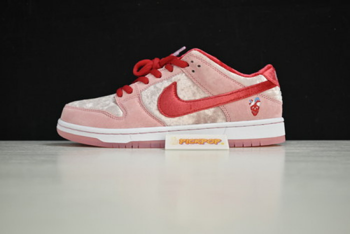 nike dunk sb low strangelove skateboards ct2552-800