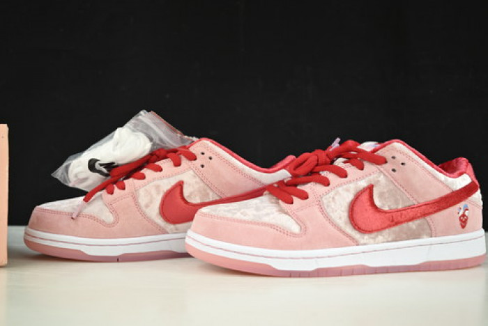 nike dunk sb low strangelove skateboards ct2552-800